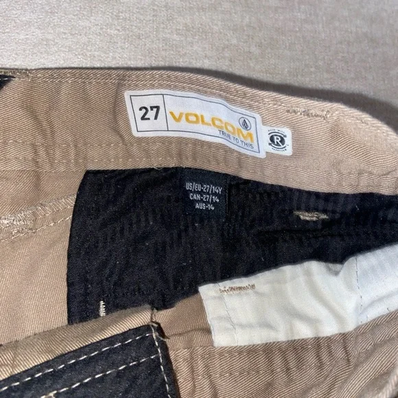 Volcom shorts - Picture 2 of 3